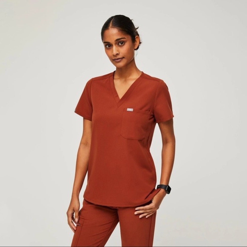 Figs scrubs auburn catarina one pocket top